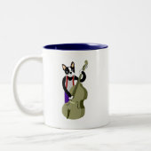 Aufrechter Bass-Spieler Bostons Terrier Zweifarbige Tasse (Links)