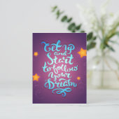 Aufstehen und anfangen, deinen Träumen zu folgen Postkarte (Stehend Vorderseite)