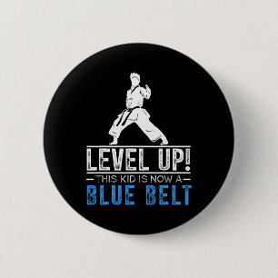 Aufsteigen! Dieses Kind hat jetzt einen blauen Gür Button
