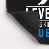 Aufsteigen! Dieses Kind hat jetzt einen blauen Gür Mousepad (Ecke)