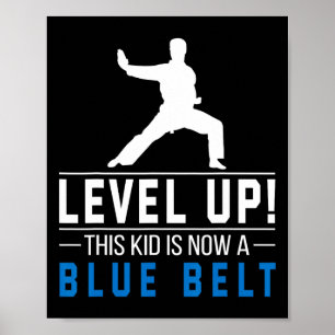 Aufsteigen! Dieses Kind hat jetzt einen blauen Gür Poster