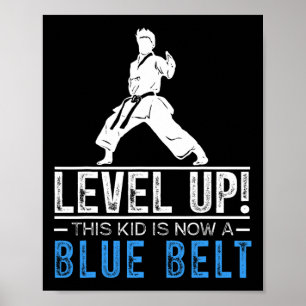 Aufsteigen! Dieses Kind hat jetzt einen blauen Gür Poster