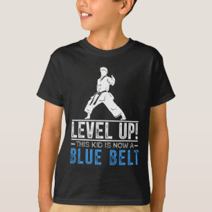 Aufstieg! Dieses Kind hat jetzt einen blauen Gürte T-Shirt