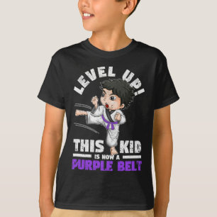 Aufstieg Dieses Kind ist jetzt ein violetter Gürte T-Shirt