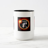 Aufstieg - Es geht um die Klippe! Zweifarbige Tasse (Mittel)