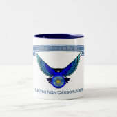 Auftrag der blauen Falke-Tasse Zweifarbige Tasse (Mittel)