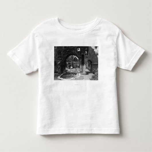 Auftrag-Gasthaus-Hof des Flussufers, CA Photograp Kleinkind T-shirt (Vorderseite)