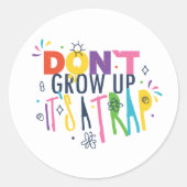 Aufwachsen ist keine Falle Runder Aufkleber (Vorderseite)