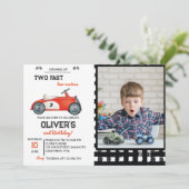 Aufwachsen von zwei Schnellwagen Junge Geburtstag  Einladung (Stehend Vorderseite)