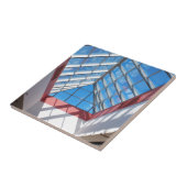 Aufwärts Ansicht über das dreieckige Glasdach Fliese (Seite)