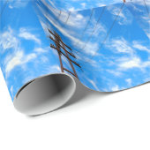 Aufwärts Ansicht über Powerlinien und elektrischen Geschenkpapier (Rolleneckpunkt)