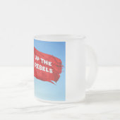 Aufwärts der Rebels thematische Mattierte Tasse (VorderseiteRechts)