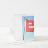 Aufwärts der Rebels thematische Mattierte Tasse (Vorderseite Links)