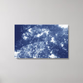 Aufwärts in den Bäumen - Cyanotypeffekt Leinwanddruck (Vorderseite)