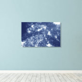 Aufwärts in den Bäumen - Cyanotypeffekt Leinwanddruck (Insitu (Holzboden))