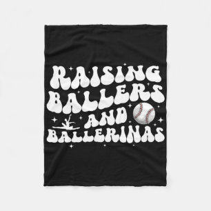 Aufziehen von Ballern und Ballerinas Baseball und Fleecedecke