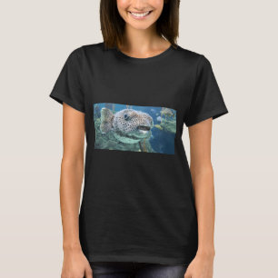 Aug in Aug mit einem Kugelfisch T-Shirt