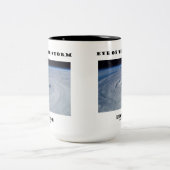 Auge des Sturms im Auge des Hurrikans Zweifarbige Tasse (Mittel)
