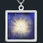 *~* Auge Golden Totem - Sacred Geometry Light Rays Versilberte Kette<br><div class="desc">Square JEWELRY WITH INTENTION (R) - Energetisch Enhanced Juwelry. Heiliges geometrisches Dreieck Mandala & 3. Auge plus Licht- und Energiebalken. Seit 2001 habe ich als beruflicher spiritueller Energieheiler den Power der HeilAbsicht gelernt, entwickelt und genutzt. Alle meine JEWELRY WITH INTENTION (R) tragen die heilende Energie der positiven Manifestation. Dieser JEWELRY...</div>