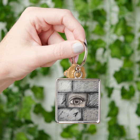 "Auge hinter der Mauer" Schlüsselanhänger (Hand)