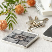 "Auge hinter der Mauer" Schlüsselanhänger (Seite)