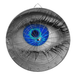 Auge mit blauem Iris sieht Betrachter Konzept ma Dartscheibe