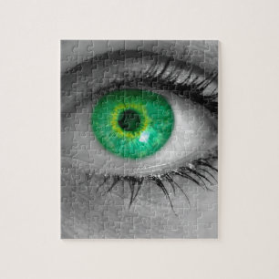 Auge mit grüner Iris betrachtet das Makro des View Puzzle