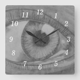 Augen sehen Sie die Uhr an der Wand