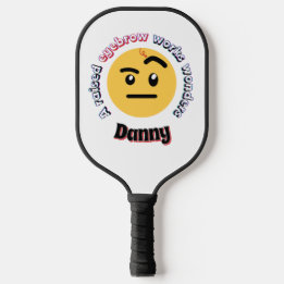 Augenbrauen-Sass: Eine hochgezogene Augenbraue wir Pickleball Schläger