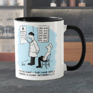 Augenoptiker bei einer Augenuntersuchung Tasse