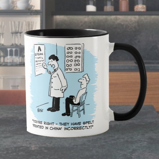 Augenoptiker bei einer Augenuntersuchung Tasse