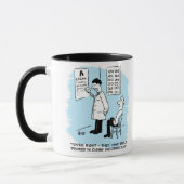 Augenoptiker bei einer Augenuntersuchung Tasse (Links)