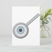 Augenuntersuchung mit Eyeball Magnifying Glass Fun Einladung (Stehend Vorderseite)