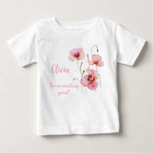 August Geburt Blume Rosa Mohn Aquarellblüte Baby T-shirt