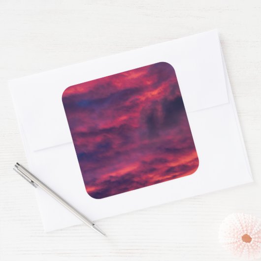 August rot quadratischer aufkleber (Umschlag)