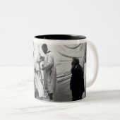 Auguste Rodin in seinem Paris-Studio Zweifarbige Tasse (VorderseiteRechts)