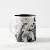 Auguste Rodin in seinem Paris-Studio Zweifarbige Tasse (Vorderseite Links)