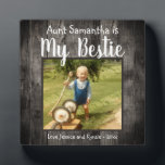 Aunt Bestie Desk Foto Fotoplatte<br><div class="desc">Fun rustic wood foto von Nummernschild. All text is customizable and foto can easily be change. My Aunt is my Bestie with niece or nephew name option at the bottom of the number. A unique gift for that special person in your life.</div>