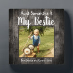 Aunt Bestie Desk Foto Fotoplatte<br><div class="desc">Fun rustic wood foto von Nummernschild. All text is customizable and foto can easily be change. My Aunt is my Bestie with niece or nephew name option at the bottom of the number. A unique gift for that special person in your life.</div>