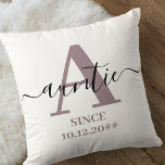Auntie Monogram Elegant Script Mauve Kissen<br><div class="desc">Kissen für Tanten - neu oder lange etabliert, die Sie mit dem Datum, an dem sie eine Tante geworden, personalisieren können. Dieses trendige minimalistische Design hat eine dezente Farbpalette aus Mauve-Heder, schwarz-weiß. Es hat ein Tantentongramm, mit dem ersten Buchstaben A und dem Namen Tantchen, in der modernen Typografie und eleganten...</div>