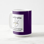 Auntie-Pho Soup Noodles hugs Anti-Faschismus Kaffeetasse (Vorderseite Links)