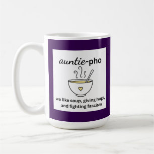 Auntie-Pho Soup Noodles hugs Anti-Faschismus Kaffeetasse