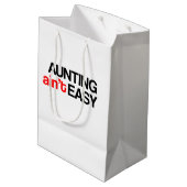 Aunting Ain't Easy Gift Bag Mittlere Geschenktüte (Rückseite Schrägansicht)
