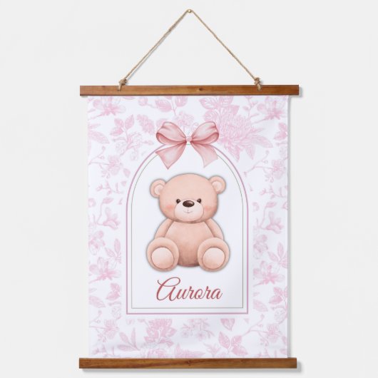 Aurora | Benutzerdefiniertes rosa Teddy-Bär-Kinder Wandteppich Mit Holzrahmen (Vorderseite)