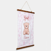 Aurora | Benutzerdefiniertes rosa Teddy-Bär-Kinder Wandteppich Mit Holzrahmen (Gewinkelt)