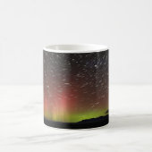 Aurora borealis auf Sternen am nördlichen Horizont Kaffeetasse (Mittel)