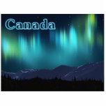 Aurora Borealis - Nordlichter Fotoskulptur Magnet<br><div class="desc">Eine farbenfrohe Darstellung des Polarlichts, oder der Nordlichter, mit Fraktalen, die auf einem digitalen Gemälde schneebedeckter Berge überragt sind. Text mit "Kanada" erscheint auch in leuchtend blau. Bitte frag mir, wenn du Hilfe bei anderen Größen brauchst. Klicken Sie in der rechten oberen Ecke auf "Diesen Designer Gefragt". Die Nordlichter, benannt...</div>