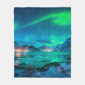 Aurora borealis over the sea coast, snowy mountain fleecedecke (Vorderseite)
