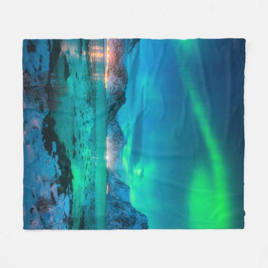 Aurora borealis over the sea coast, snowy mountain fleecedecke (Vorderseite (Horizontal))