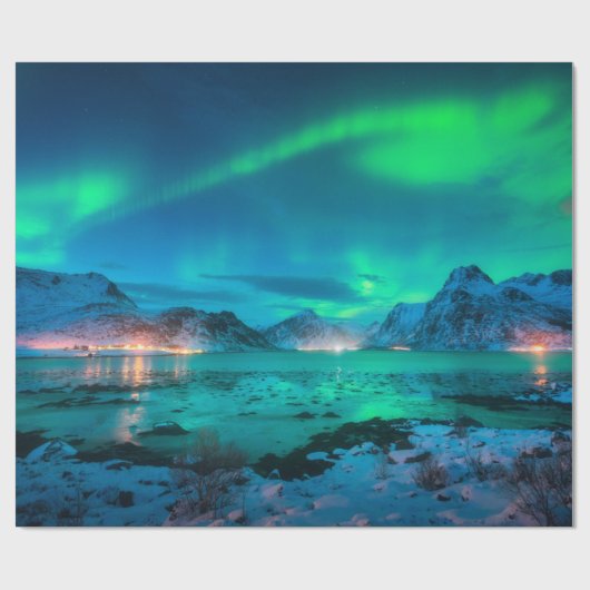 Aurora borealis over the sea coast, snowy mountain geschenkpapier (Flach)